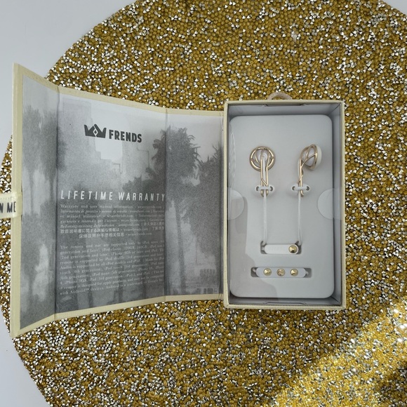 Ear buds with Glam - Picture 8 of 12